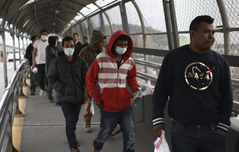 Phó Tổng thống Mỹ từng ra lệnh đóng cửa biên giới khiến hàng ngàn trẻ em bị trục xuất?