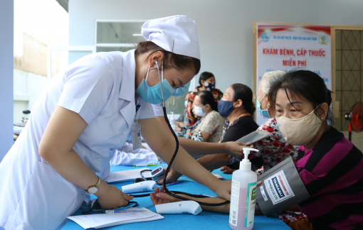 Khám bệnh, cấp thuốc và hỗ trợ phương tiện làm ăn cho phụ nữ khó khăn