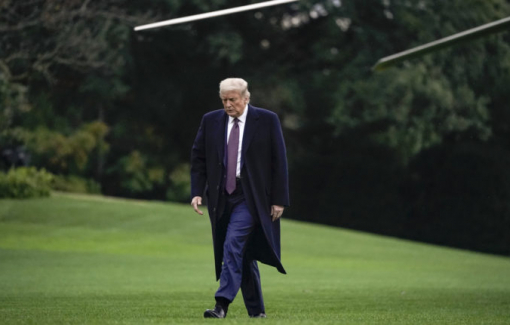 Chiến dịch tranh cử của Tổng thống Trump gặp nhiều khó khăn ngay thời khắc quyết định