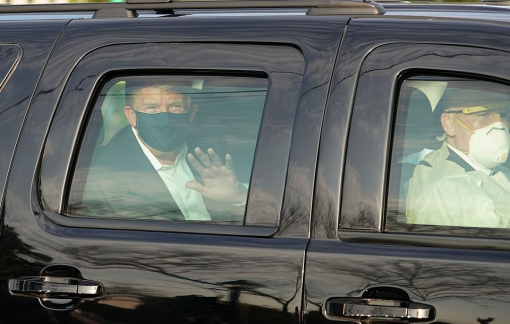 Tổng thống Donald Trump bị chỉ trích vì rời bệnh viện để ra chào người ủng hộ