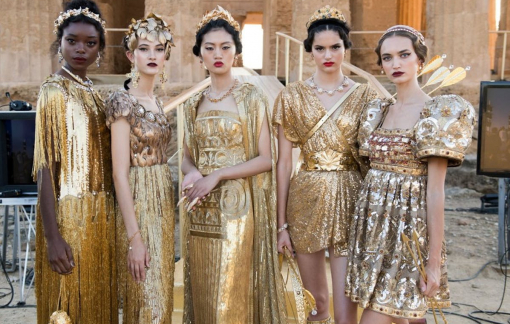 Từ show 'Vàng son' tại Huế bị chỉ trích: Các nhà mốt thế giới làm gì với công trình kiến trúc cổ?