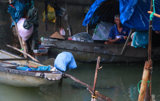 Nghe tin thủy điện sắp xả lũ, người dân sông Bồ tất bật bảo vệ tài sản