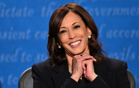 Ứng cử viên Phó tổng thống Mỹ Kamala Harris tỏa sáng nhờ bí quyết trang điểm của riêng mình