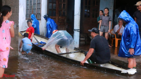 Phố phường mênh mông nước, người dân Huế bơi xuồng tấp nập trên đường