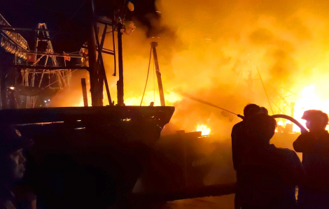 Hàng loạt tàu cá bốc cháy ngút trời khi đang neo đậu giữa đêm