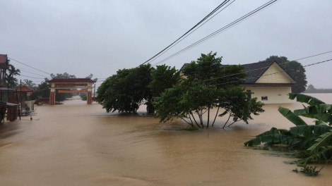 Mưa lũ chưa qua, người dân miền Trung lại chuẩn bị đón áp thấp nhiệt đới