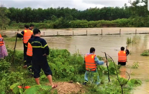 Đà Nẵng tìm kiếm người đàn ông đánh cá bị nước lũ cuốn trôi