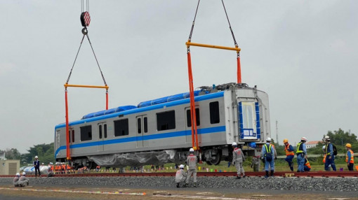 Tàu metro số 1 chính thức đặt "chân" lên đường ray