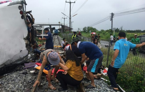 Tàu hỏa đâm xe buýt ở Thái Lan, ít nhất 50 người thương vong