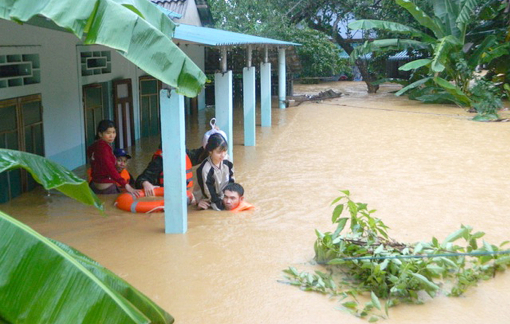 Ngóng tin lũ dữ từ… bạn “phây”