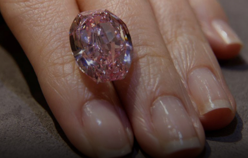 Viên kim cương màu hồng tím siêu hiếm được bán đấu giá gần 900 tỷ đồng