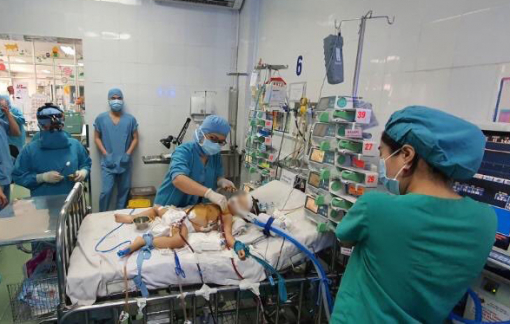 Chạy tim phổi nhân tạo cứu bé gái bị tim bẩm sinh trong gang tấc