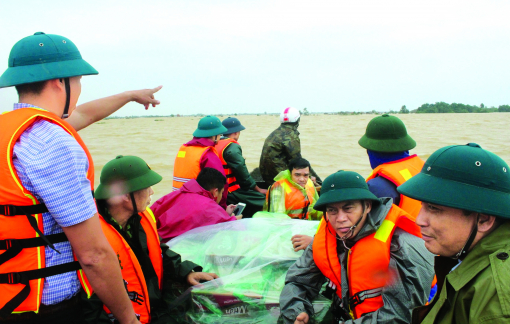 Lũ chia cắt tứ phía, cứu trợ gặp khó khăn