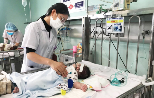Trẻ nhập viện vì ho sốt tăng vọt