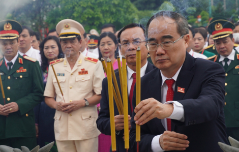 Đoàn đại biểu dự Đại hội Đảng bộ TPHCM tưởng nhớ Chủ tịch Hồ Chí Minh, các anh hùng liệt sĩ