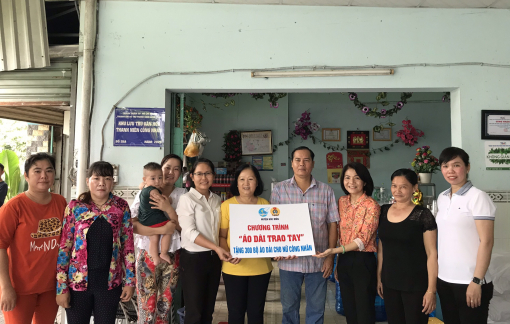 Tặng áo dài cho nữ công nhân