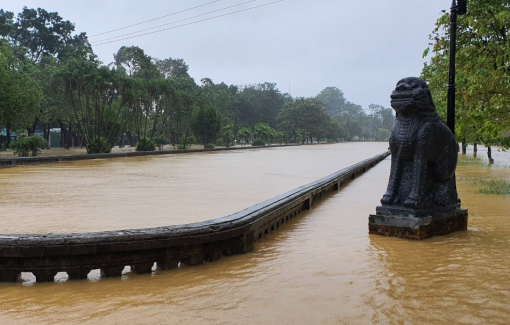 Quần thể di tích Huế ngập trong biển nước