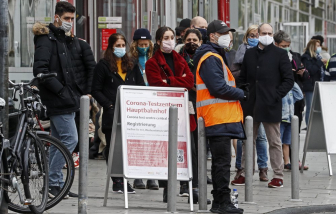 Mỹ tăng kỷ lục số ca mắc COVID-19, châu Âu lao đao vì dịch bệnh tái bùng phát mạnh