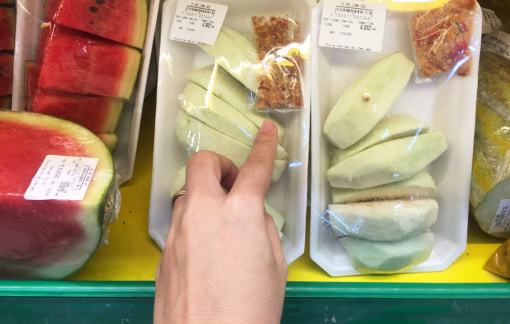 Siêu thị, cửa hàng tiện lợi vô tư “tái chế” trái cây quá ngày