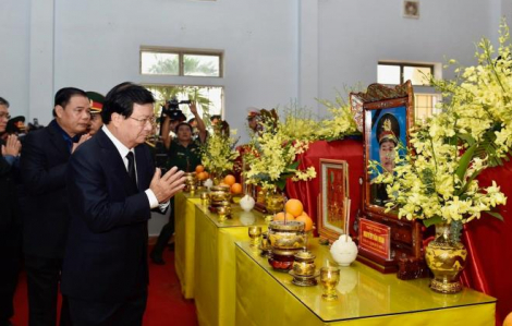 Phó thủ tướng Trịnh Đình Dũng viếng 13 liệt sĩ hy sinh tại thủy điện Rào Trăng 3