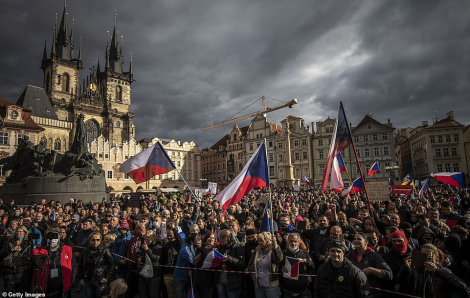 Châu Âu vượt mốc 250.000 ca tử vong, biểu tình tại Cộng hòa Séc vì COVID-19