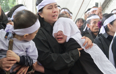 Người dân Nghệ An dầm mưa đón 4 liệt sĩ hy sinh ở Rào Trăng về quê nhà