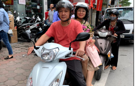 Đi mua sắm cùng con gái, cô giáo tiếng Hàn ‘ẵm’ ngay xe máy 30 triệu về nhà