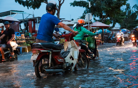 Triều cường đạt đỉnh, người dân lội "biển nước" về nhà