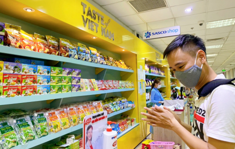 Unilever lắp đặt nước rửa tay khô tại sân bay Tân Sơn Nhất để phòng dịch