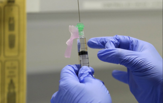 Tranh cãi quanh việc cho "tự nguyện nhiễm COVID-19" để tìm vắc xin ở Anh