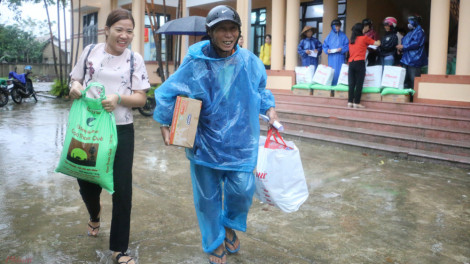 Báo Phụ Nữ vượt lũ trao quà cho người dân bị thiệt hại nặng nhất ở Thừa Thiên - Huế