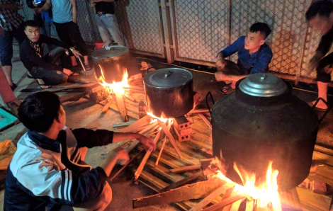 Làng quê Nghệ An đỏ lửa xuyên đêm nấu bánh chưng gửi người dân vùng lũ