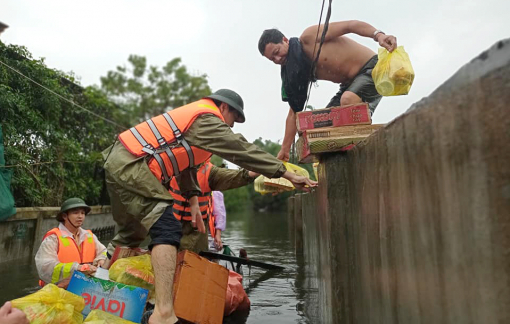 Người dân “tâm lũ” Hà Tĩnh leo nóc nhà chờ cứu trợ