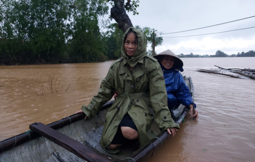 Báo Phụ Nữ TPHCM trao quà cho bà con vùng lũ Quảng Trị