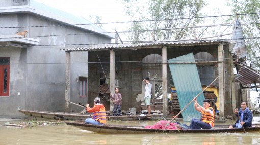 Người vùng lũ “cứu trợ” nhau