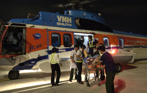 Trực thăng bay cấp cứu đưa 2 bệnh nhân từ Trường Sa về đất liền an toàn