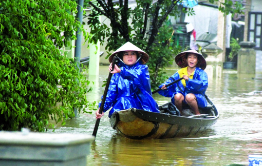 Sau lũ, mái nhà chỉ còn đàn bà