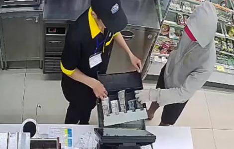 Bắt thanh niên dùng dao khống chế 2 nhân viên cửa hàng tiện lợi cướp tài sản