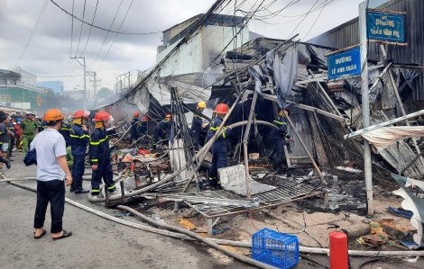 Cháy chợ ở Cà Mau, nhiều gian hàng bị thiêu rụi