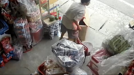 Clip vụ tai nạn ở Quảng Ngãi: Anh làm hàng và chị bán tạp hóa thoát chết thần kỳ