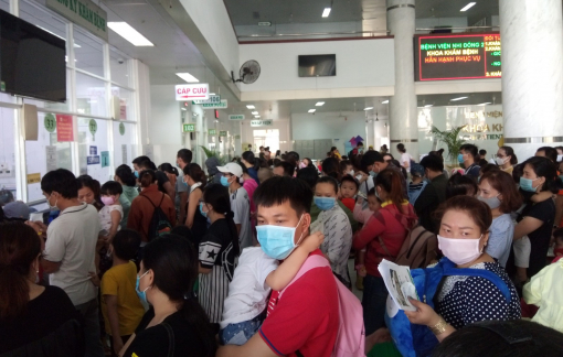 Xếp hàng dài đưa con đi khám hô hấp