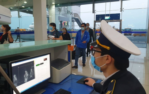 Hành khách bắt buộc mang khẩu trang khi đi máy bay