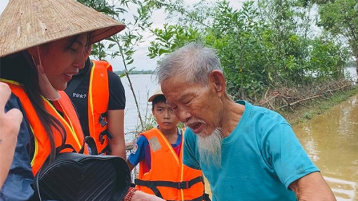 Đừng “hại” Thủy Tiên bằng… thơ