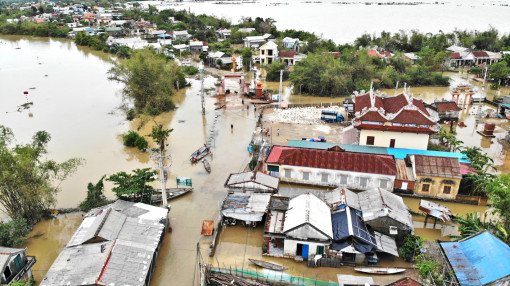 Không thể chỉ trông chờ cứu trợ khi bão lũ triền miên