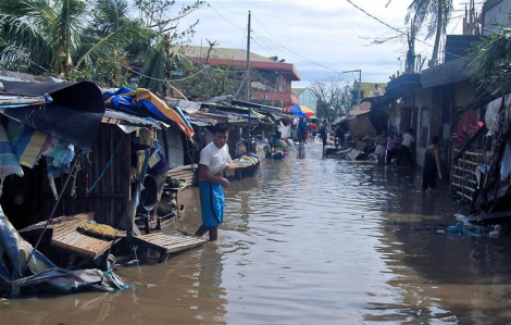 Bão Molave hoành hành ở Philippines, hàng ngàn nhà dân chìm trong lũ