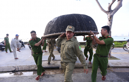 Chùm ảnh người dân miền Trung hối hả chạy bão số 9