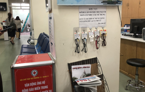 Trang bị kính, váy tại UBND phường