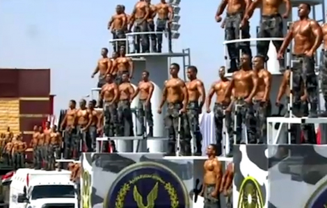 Clip: Tân binh cảnh sát Ai Cập biểu diễn tốt nghiệp như phim hành động