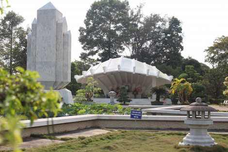 Đến Đồng Tháp, viếng mộ thân sinh Chủ tịch Hồ Chí Minh
