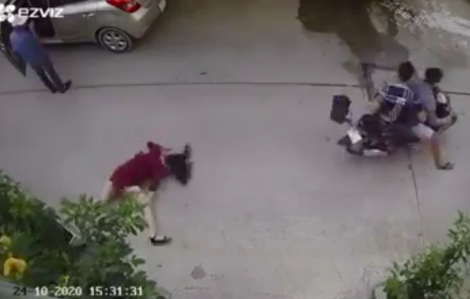 Bắt 2 thiếu niên cướp túi xách kéo người phụ nữ đập đầu xuống đường